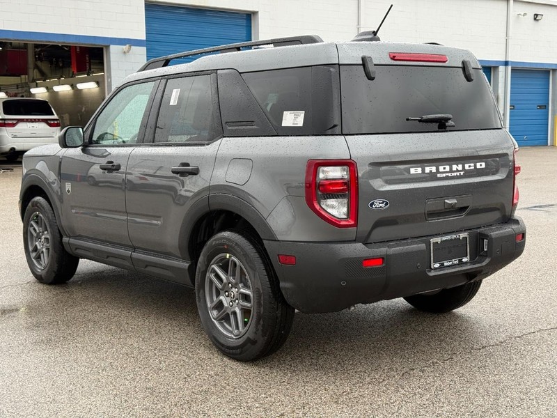 Ford Bronco Sport Vehicle Full-screen Gallery Image 3