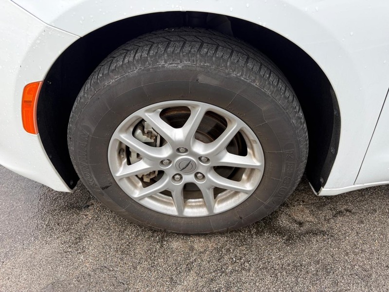 Chrysler Voyager Vehicle Full-screen Gallery Image 2