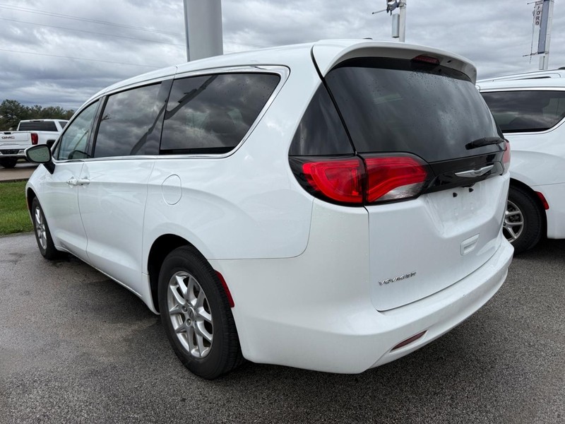 Chrysler Voyager Vehicle Full-screen Gallery Image 3