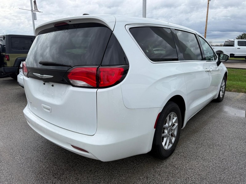 Chrysler Voyager Vehicle Full-screen Gallery Image 4