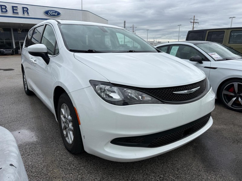 Chrysler Voyager Vehicle Full-screen Gallery Image 5