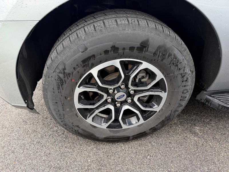 Ford Expedition Vehicle Full-screen Gallery Image 2