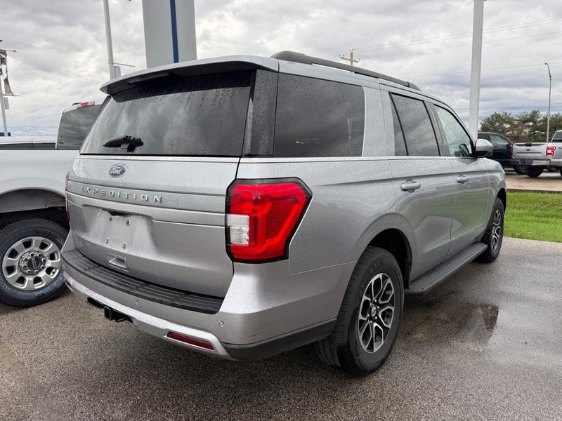 Ford Expedition Vehicle Full-screen Gallery Image 4