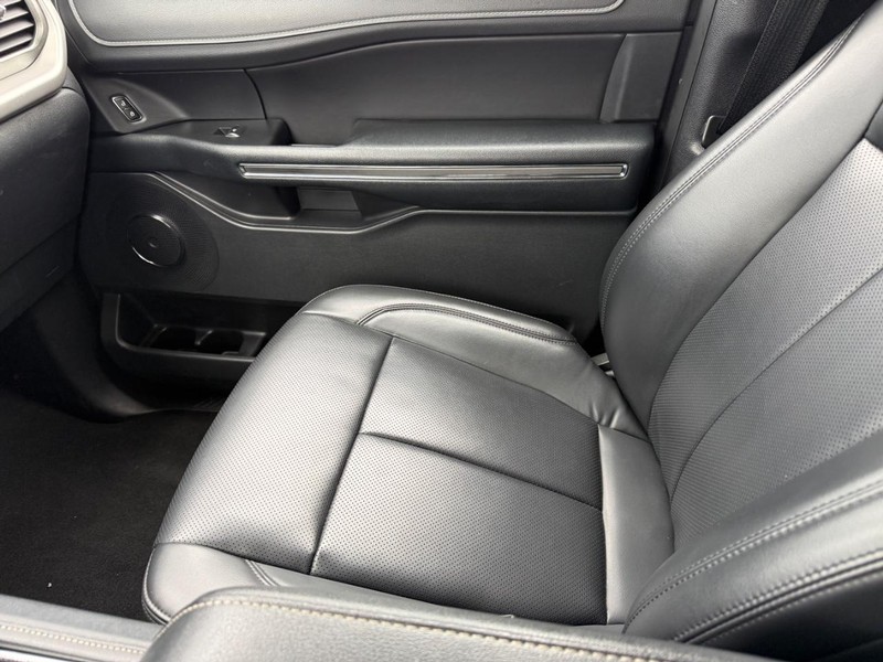 Ford Expedition Vehicle Full-screen Gallery Image 21