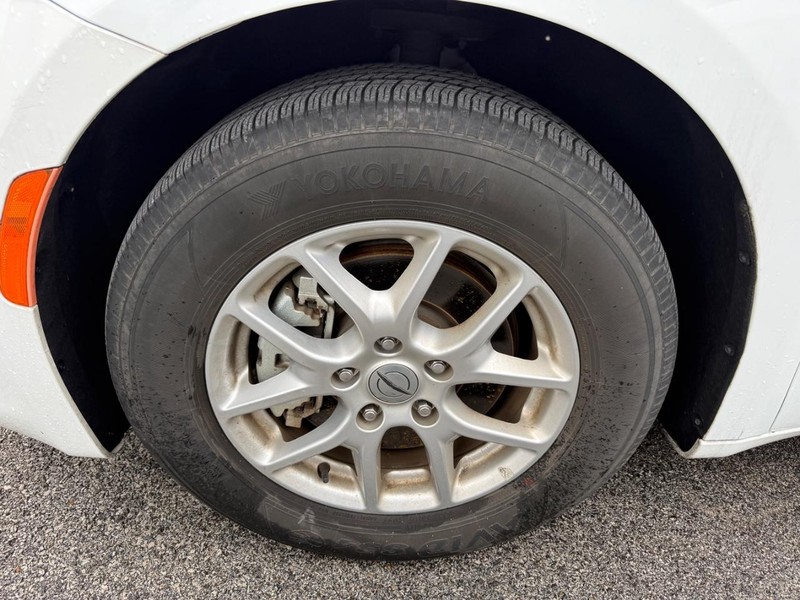 Chrysler Voyager Vehicle Full-screen Gallery Image 2