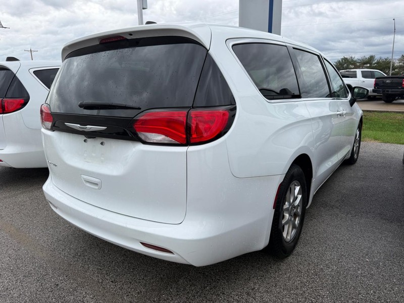 Chrysler Voyager Vehicle Full-screen Gallery Image 4