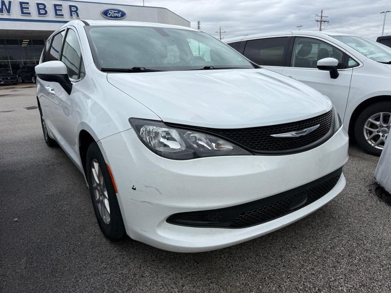 Chrysler Voyager Vehicle Full-screen Gallery Image 5