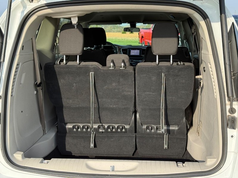 Chrysler Voyager Vehicle Full-screen Gallery Image 6