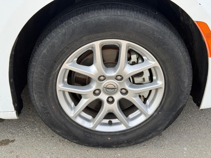 Chrysler Voyager Vehicle Full-screen Gallery Image 7