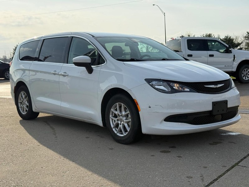 Chrysler Voyager Vehicle Full-screen Gallery Image 8