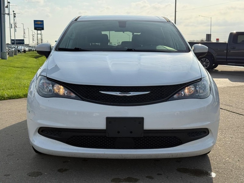 Chrysler Voyager Vehicle Full-screen Gallery Image 9