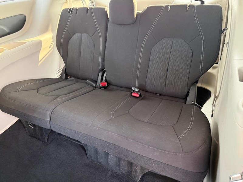 Chrysler Voyager Vehicle Full-screen Gallery Image 10