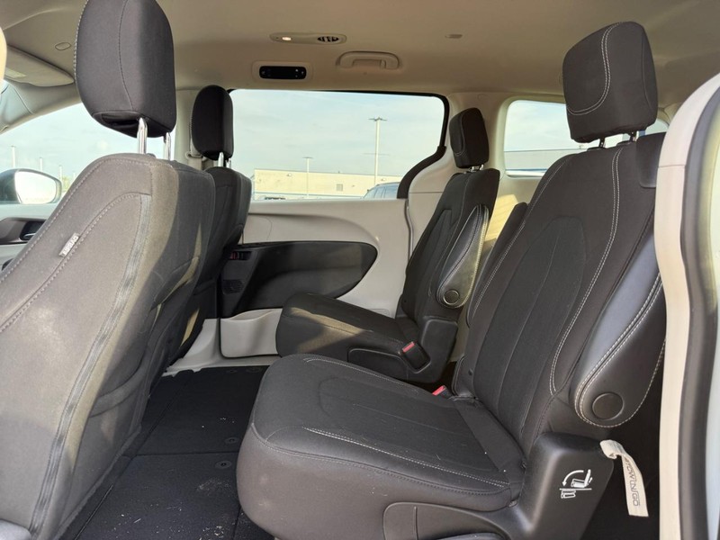 Chrysler Voyager Vehicle Full-screen Gallery Image 11