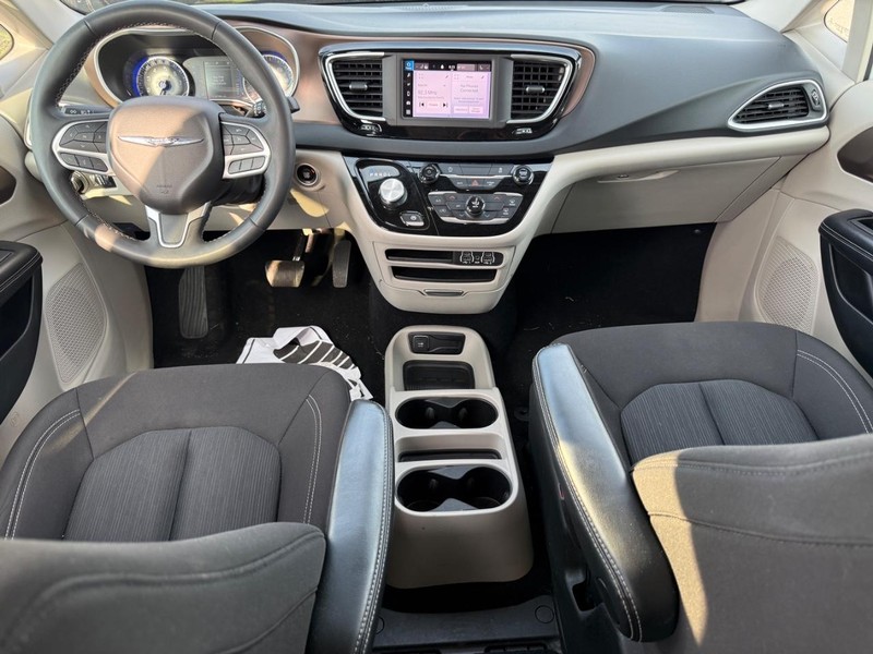 Chrysler Voyager Vehicle Full-screen Gallery Image 12