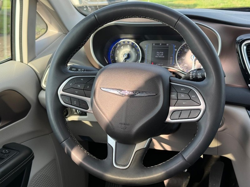 Chrysler Voyager Vehicle Full-screen Gallery Image 13