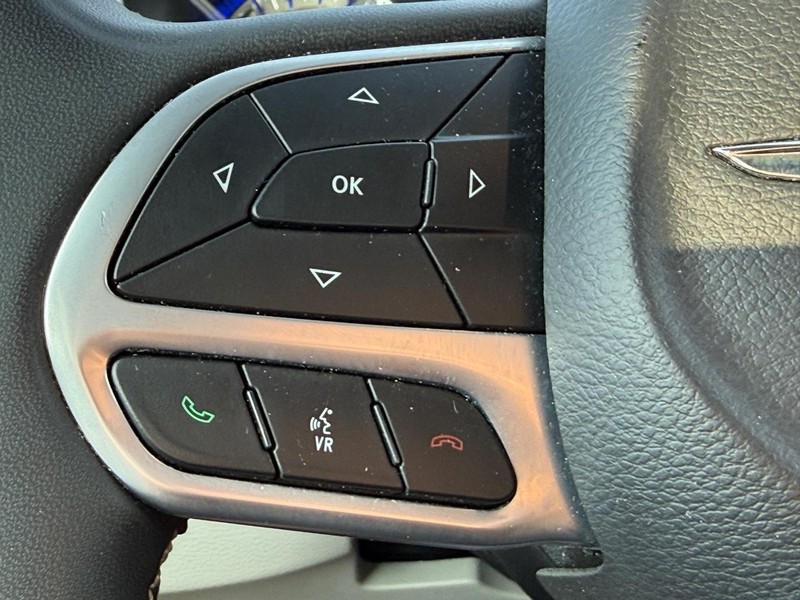 Chrysler Voyager Vehicle Full-screen Gallery Image 14