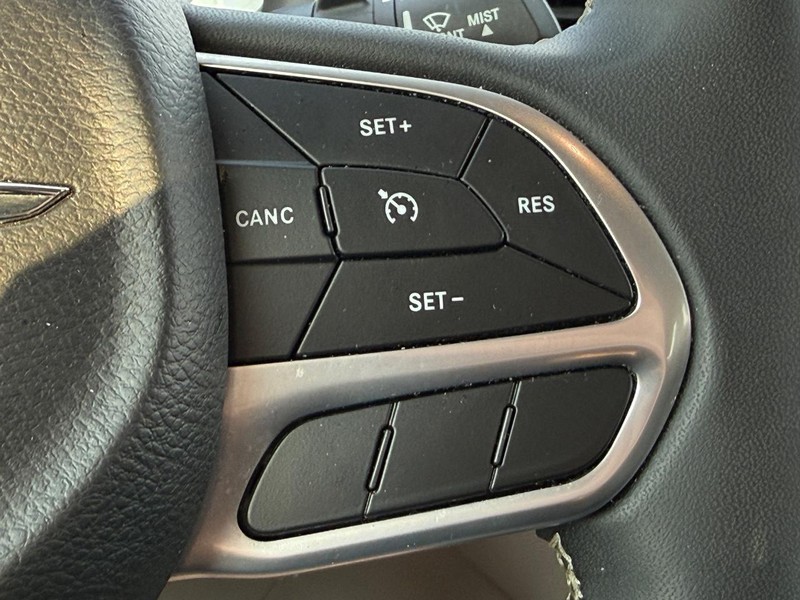 Chrysler Voyager Vehicle Full-screen Gallery Image 15