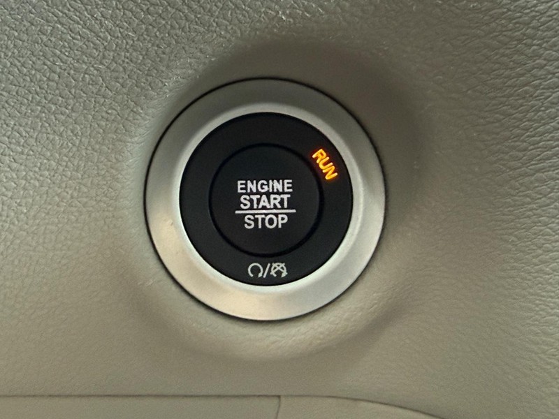 Chrysler Voyager Vehicle Full-screen Gallery Image 16