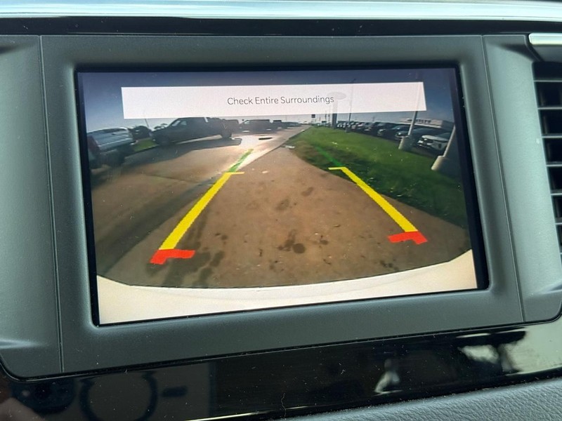 Chrysler Voyager Vehicle Full-screen Gallery Image 18