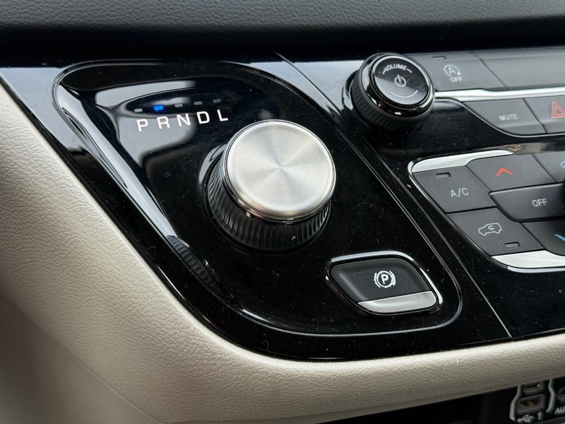 Chrysler Voyager Vehicle Full-screen Gallery Image 19