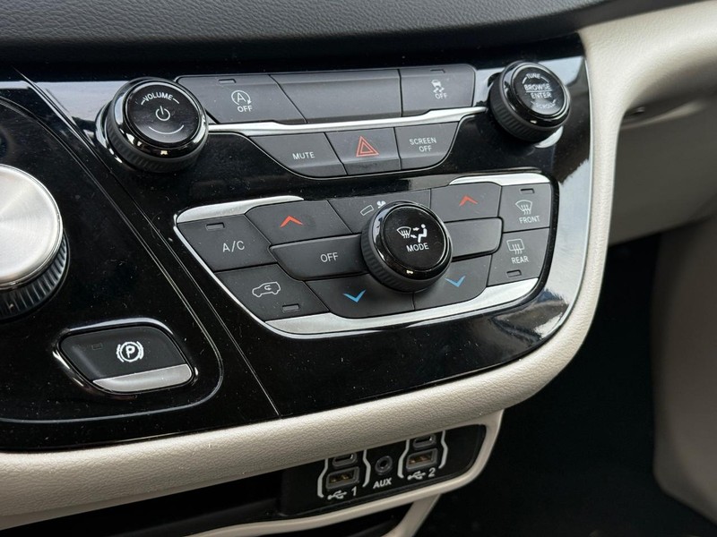 Chrysler Voyager Vehicle Full-screen Gallery Image 20