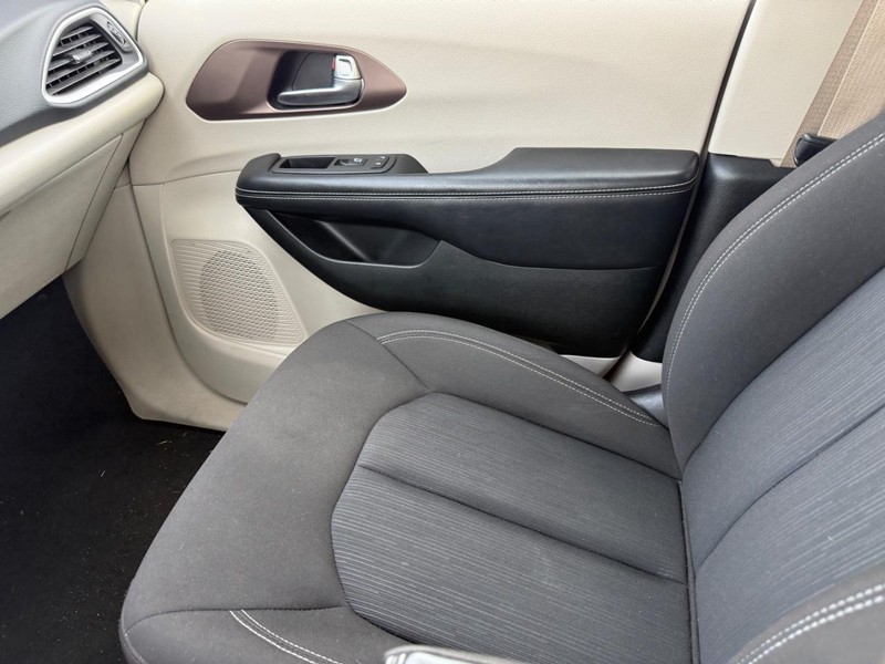 Chrysler Voyager Vehicle Full-screen Gallery Image 21