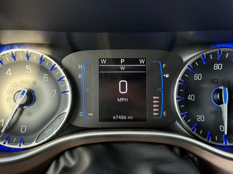 Chrysler Voyager Vehicle Full-screen Gallery Image 22