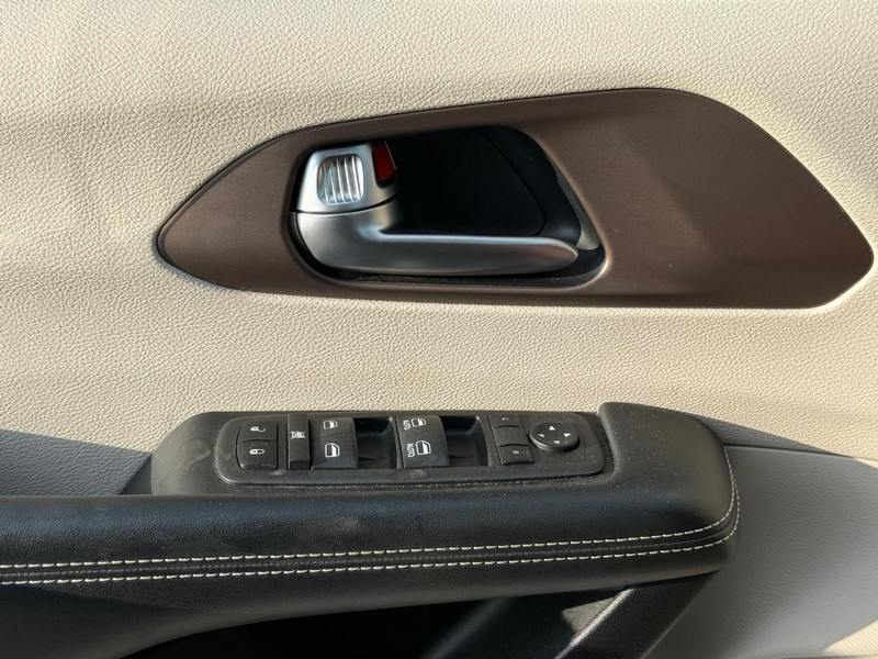 Chrysler Voyager Vehicle Full-screen Gallery Image 23