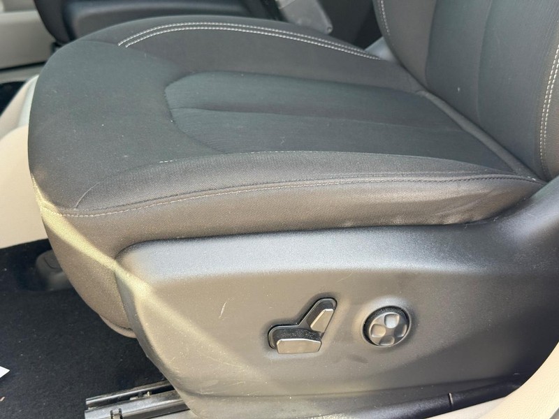 Chrysler Voyager Vehicle Full-screen Gallery Image 24