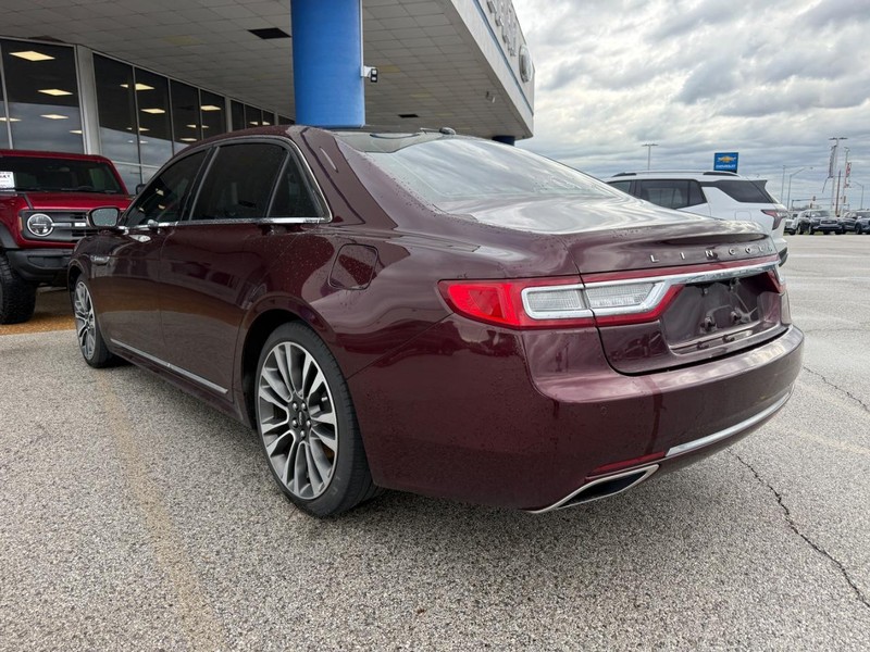 Lincoln Continental Vehicle Full-screen Gallery Image 2