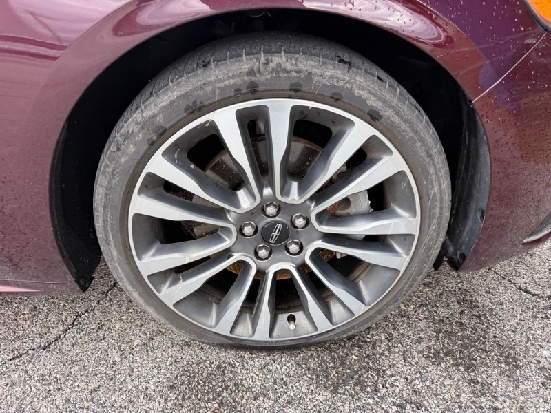 Lincoln Continental Vehicle Full-screen Gallery Image 4