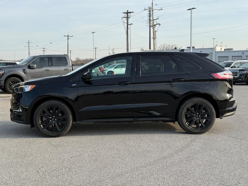 Ford Edge Vehicle Full-screen Gallery Image 2