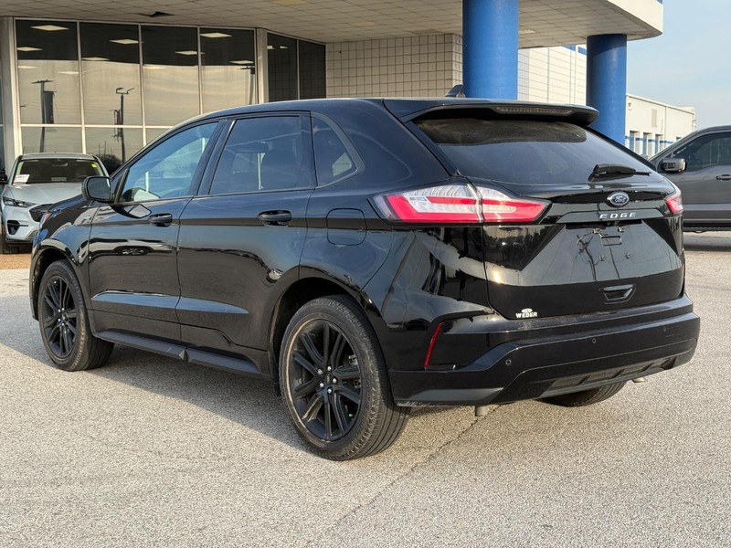 Ford Edge Vehicle Full-screen Gallery Image 3