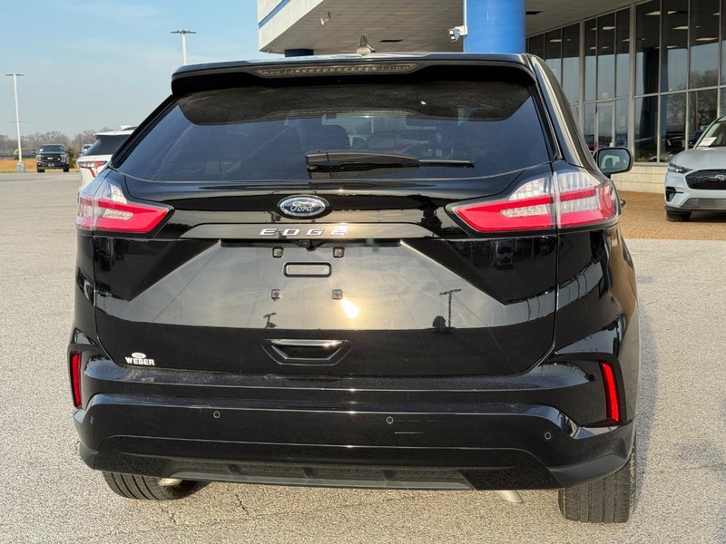 Ford Edge Vehicle Full-screen Gallery Image 4