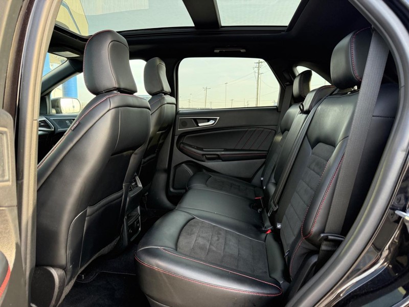 Ford Edge Vehicle Full-screen Gallery Image 10