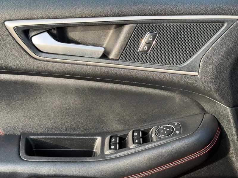 Ford Edge Vehicle Full-screen Gallery Image 23