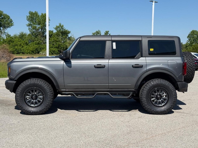 Ford Bronco Vehicle Full-screen Gallery Image 2