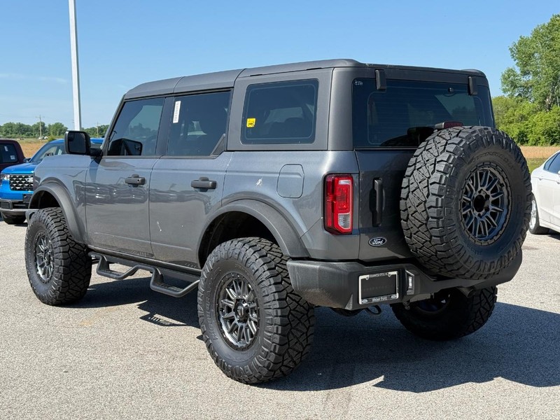 Ford Bronco Vehicle Full-screen Gallery Image 3