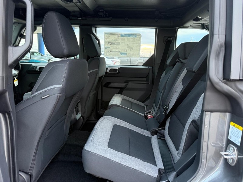 Ford Bronco Vehicle Full-screen Gallery Image 5
