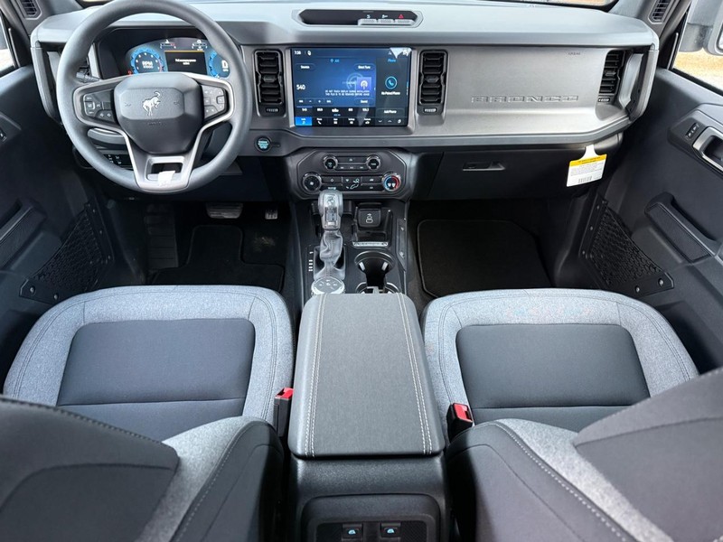 Ford Bronco Vehicle Full-screen Gallery Image 6