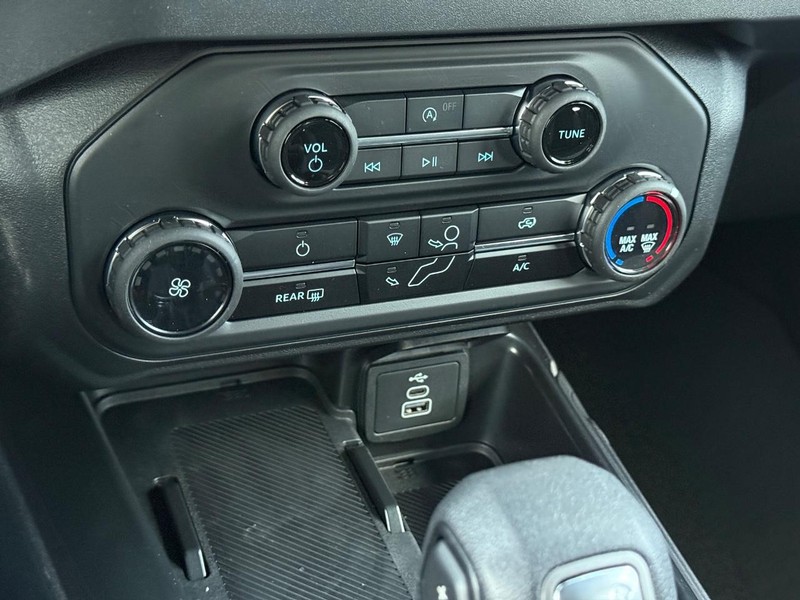 Ford Bronco Vehicle Full-screen Gallery Image 13