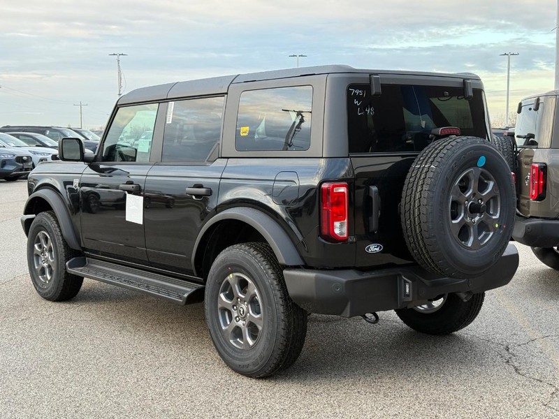 Ford Bronco Vehicle Full-screen Gallery Image 3