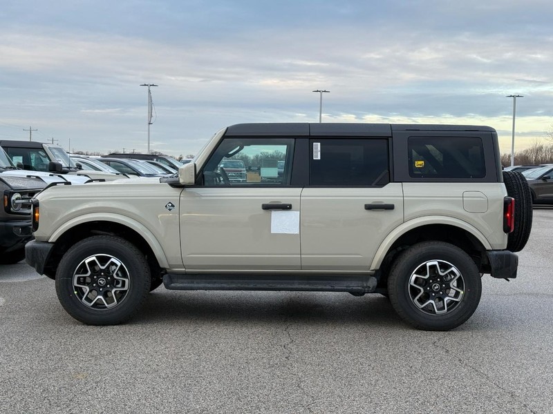 Ford Bronco Vehicle Full-screen Gallery Image 2