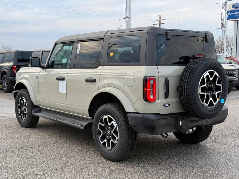 Ford Bronco Vehicle Full-screen Gallery Image 3