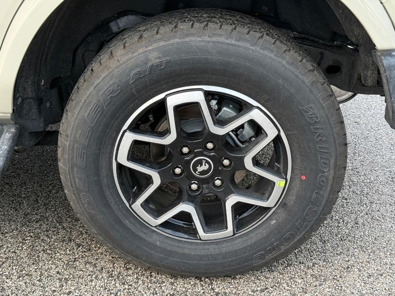 Ford Bronco Vehicle Full-screen Gallery Image 4