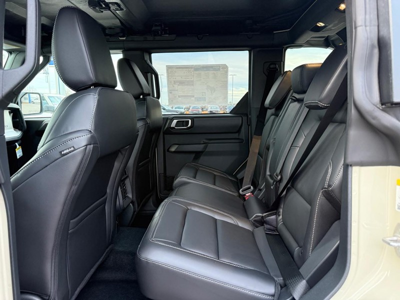Ford Bronco Vehicle Full-screen Gallery Image 5