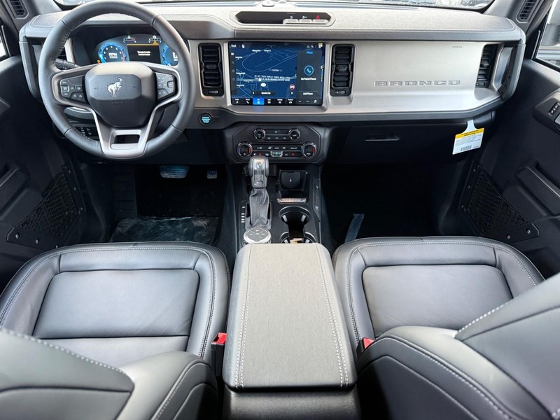 Ford Bronco Vehicle Full-screen Gallery Image 6