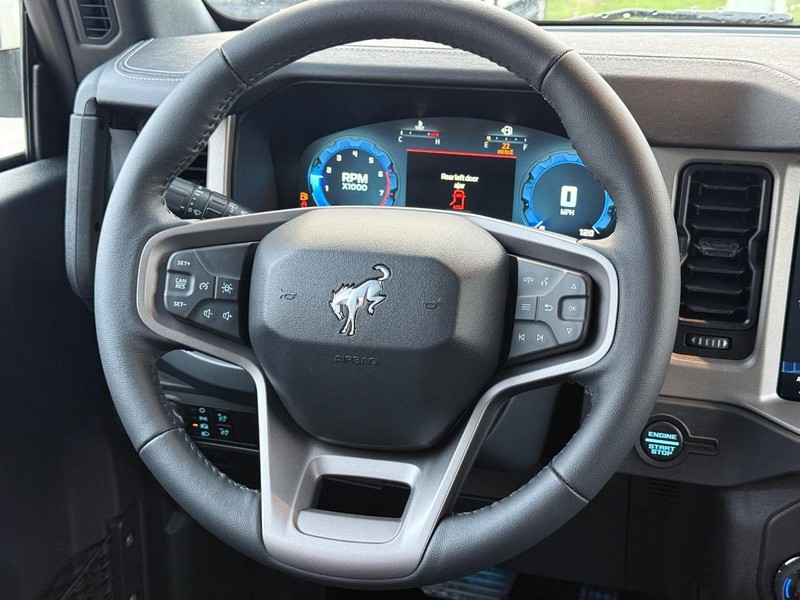 Ford Bronco Vehicle Full-screen Gallery Image 7