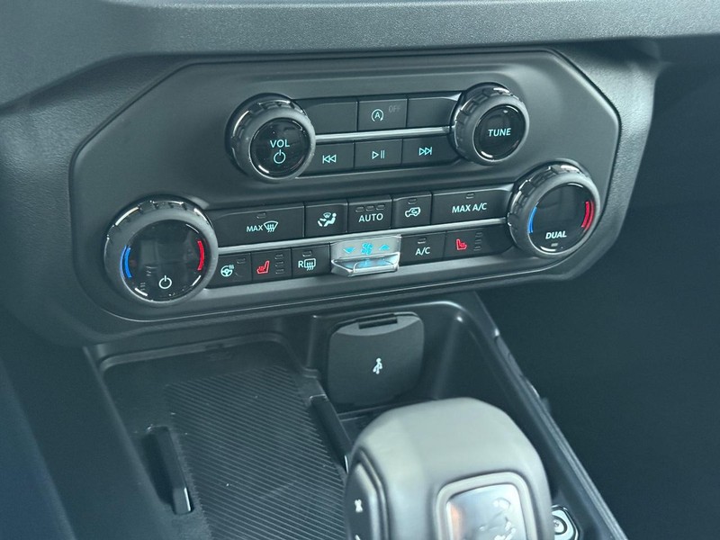 Ford Bronco Vehicle Full-screen Gallery Image 13