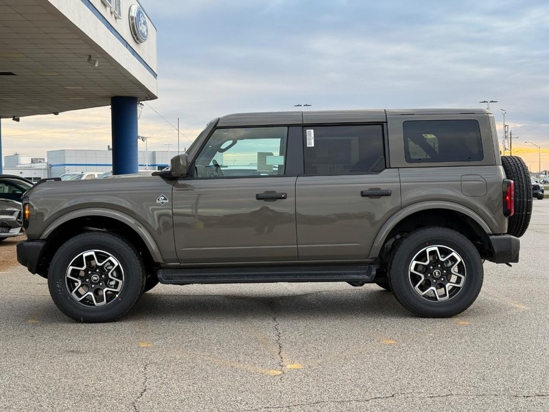 Ford Bronco Vehicle Full-screen Gallery Image 2